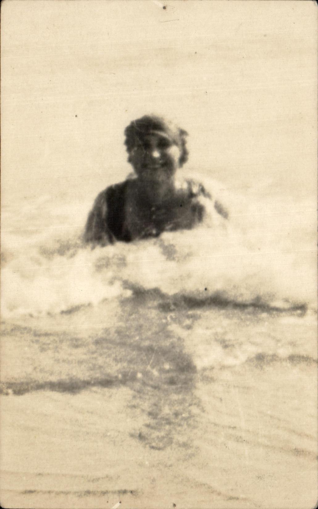 CARTE PHOTO Femme au bain 