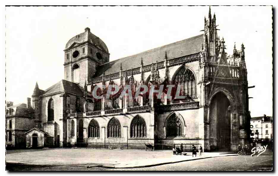 CPA Alencon Place Lamagdeleine et l'Eglise Notre Dame Porhce gothique