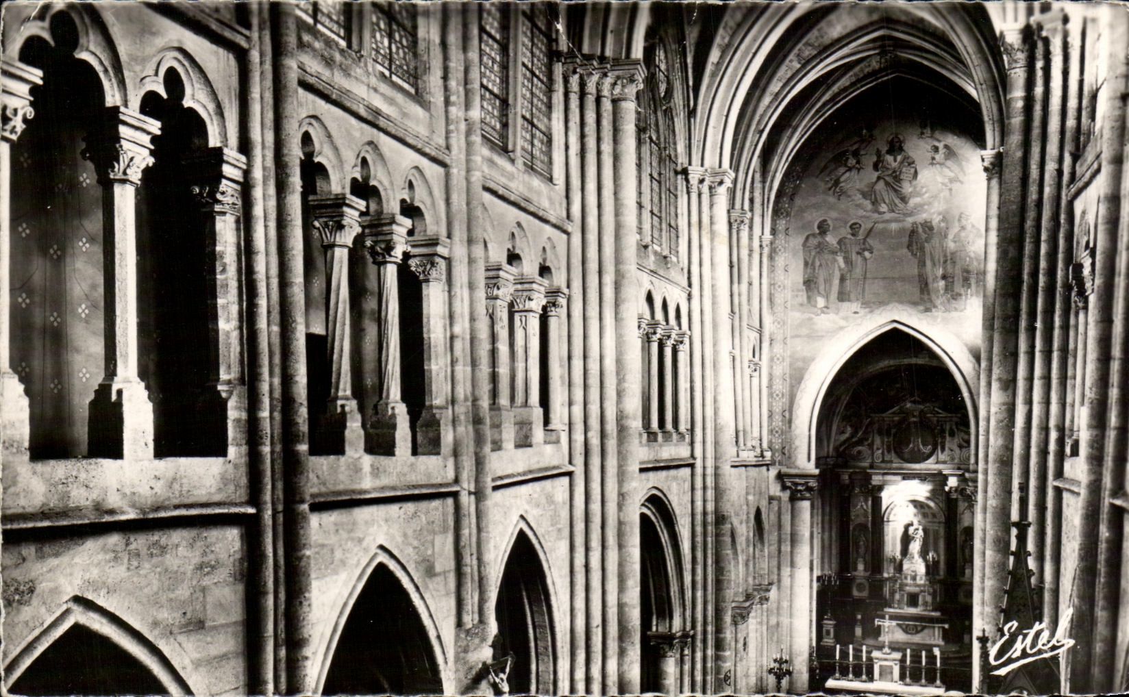 CPA Saint Germain de Dourdan Eglise Perspective de la nef et Triforium