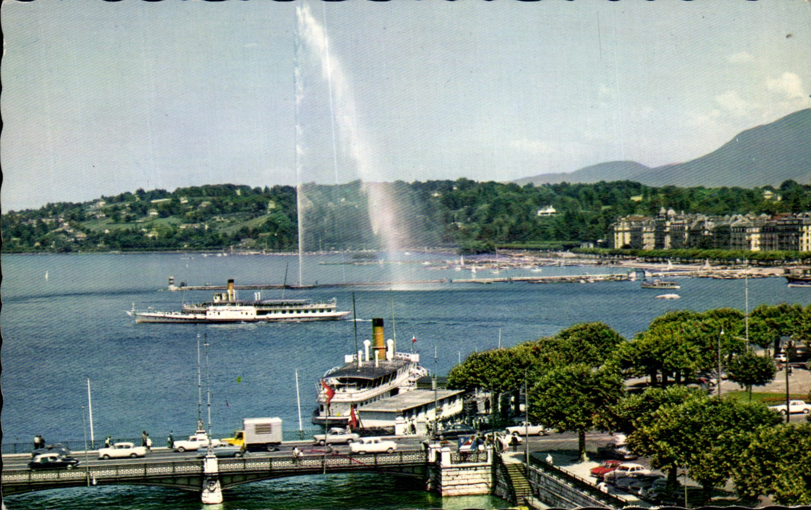 CPA Geneve Vue sur la Rade et le Jet Suisse