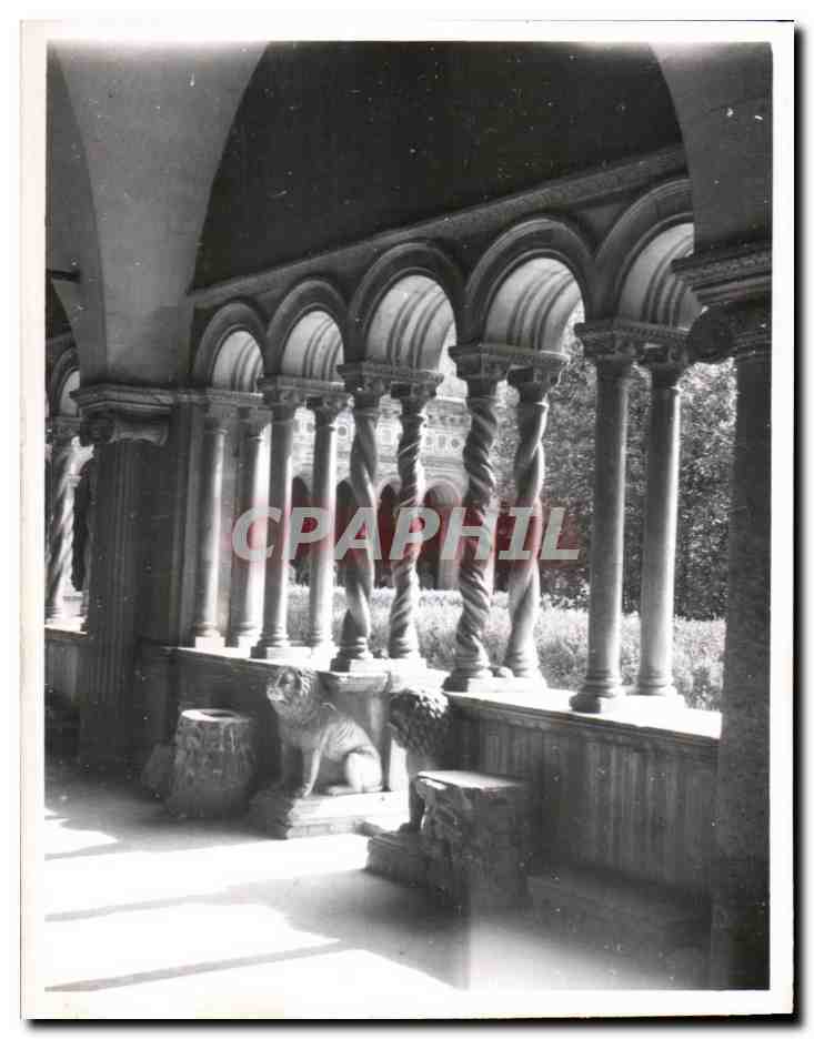 Cour intérieure avec colonnes torsadées — Italie — éditeur inconnu, n° de série 8400
