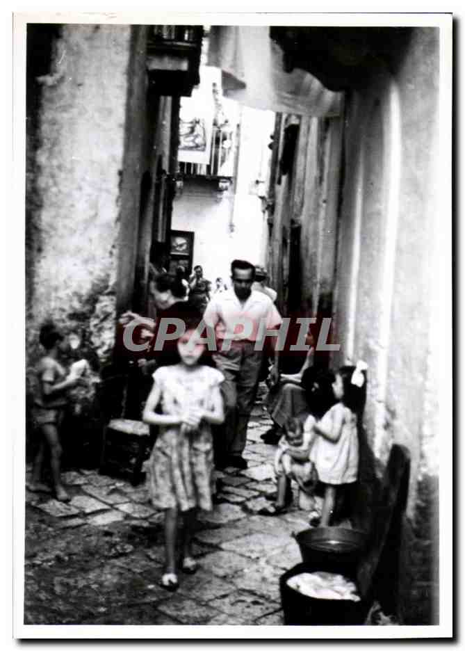 PHOTO Italie Enfants dans la rue Tarente