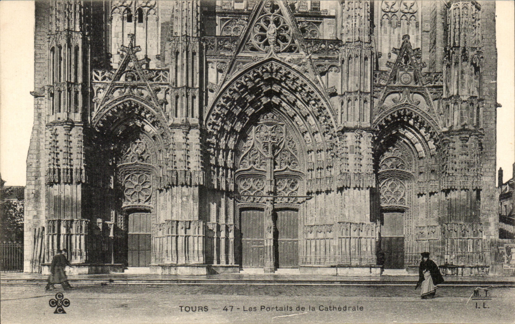 CPA Tours Les Portails De La Cathedrale