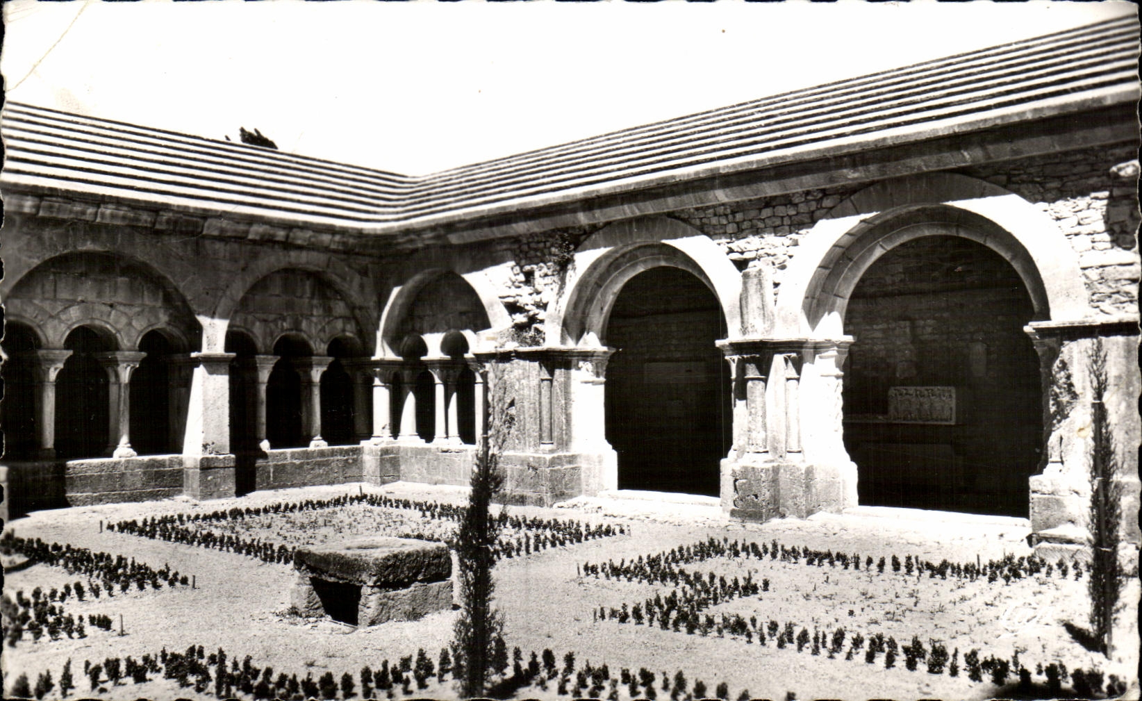 Le Cloître — Vaison-la-Romaine — Éditeur : Cie des Arts Graphiques