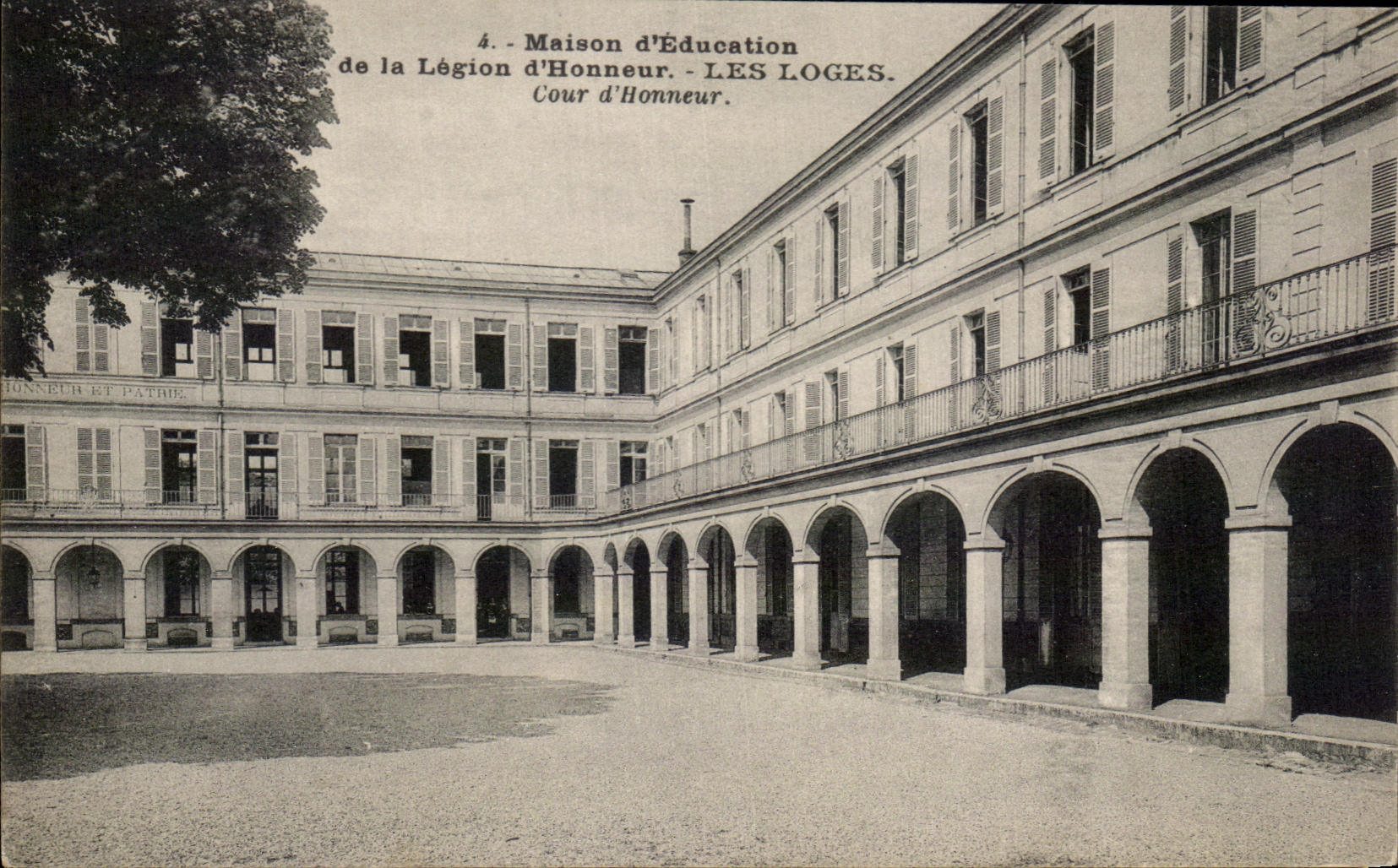 CPA Maison d'Education De La Legion d'Honneur Les Loges Cour d'Honneur St Germain en Laye 