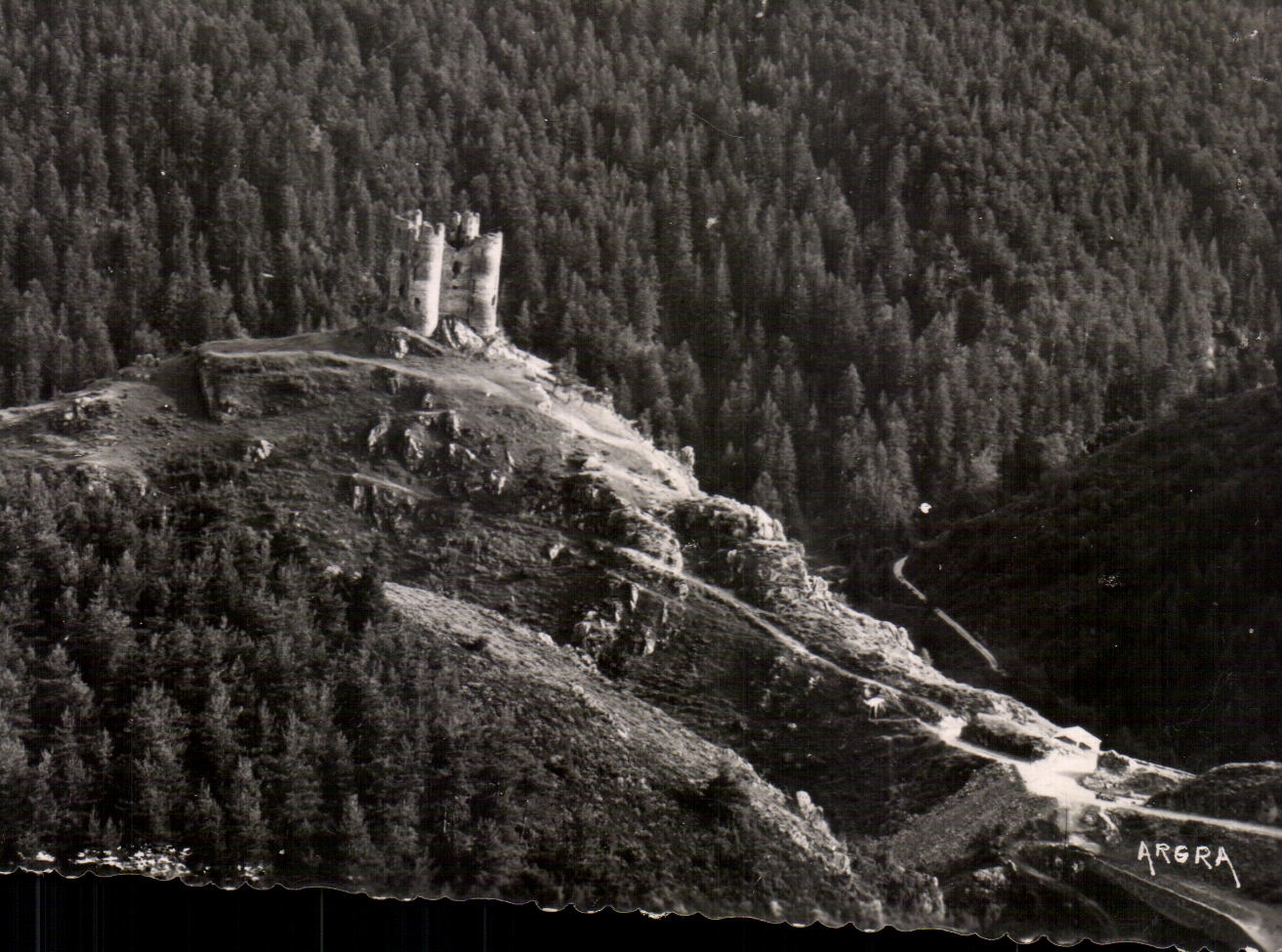 CPA Envircns de Saint Flour Le Chateau d'Alleuze