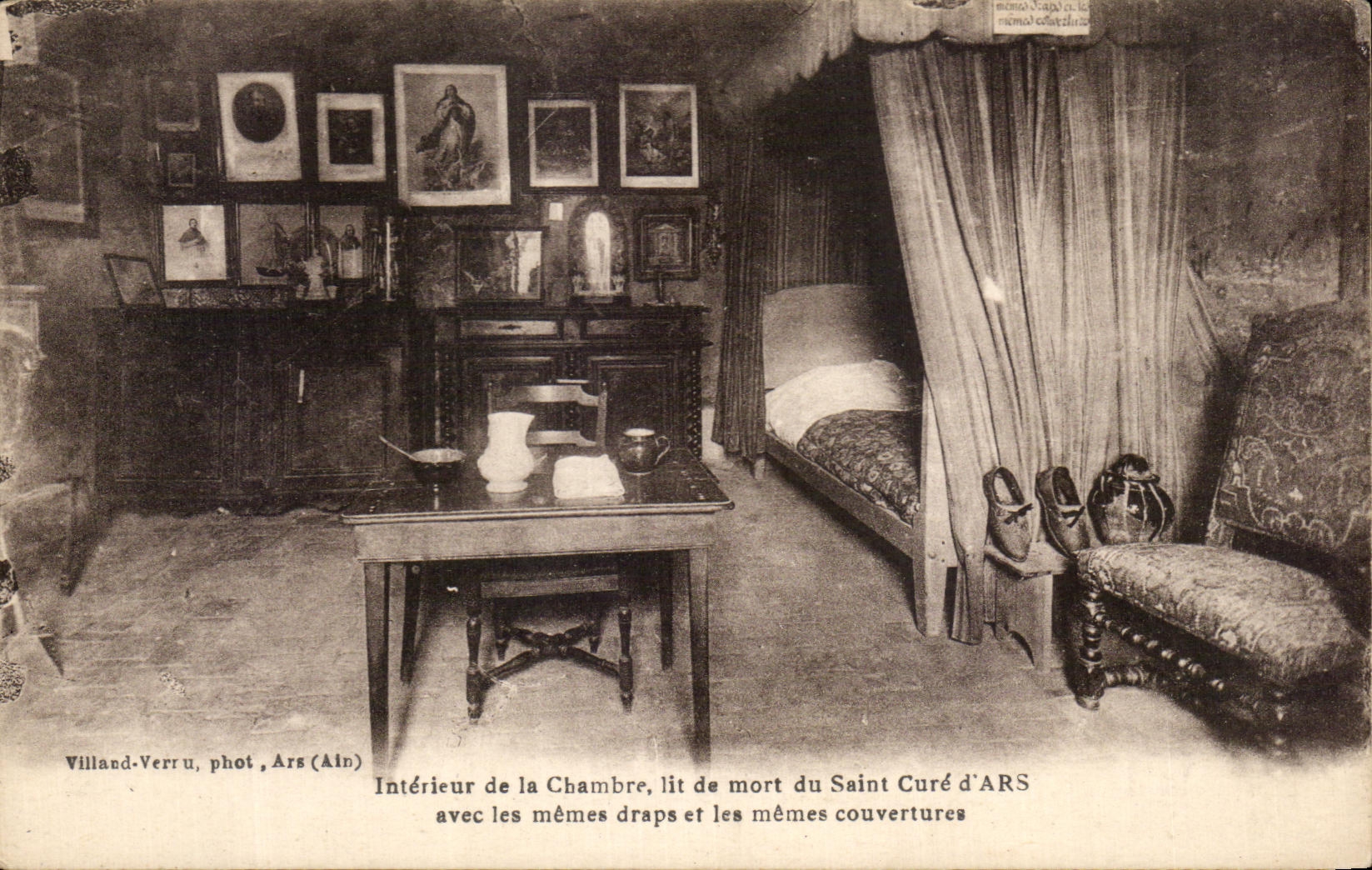 CPA Ars Interieur De la Chambre lit du mort du Saint Cure avec les memes draps etles memes