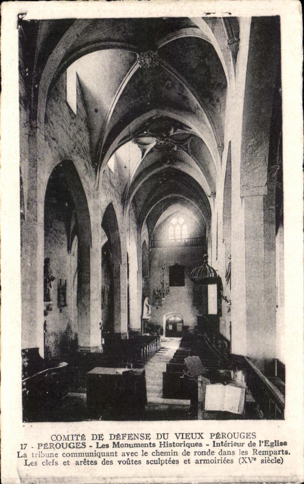 Intérieur de l'église - Péruges - Les clefs et arêtes des voûtes sculptées et armoiriées (XVe siècle)