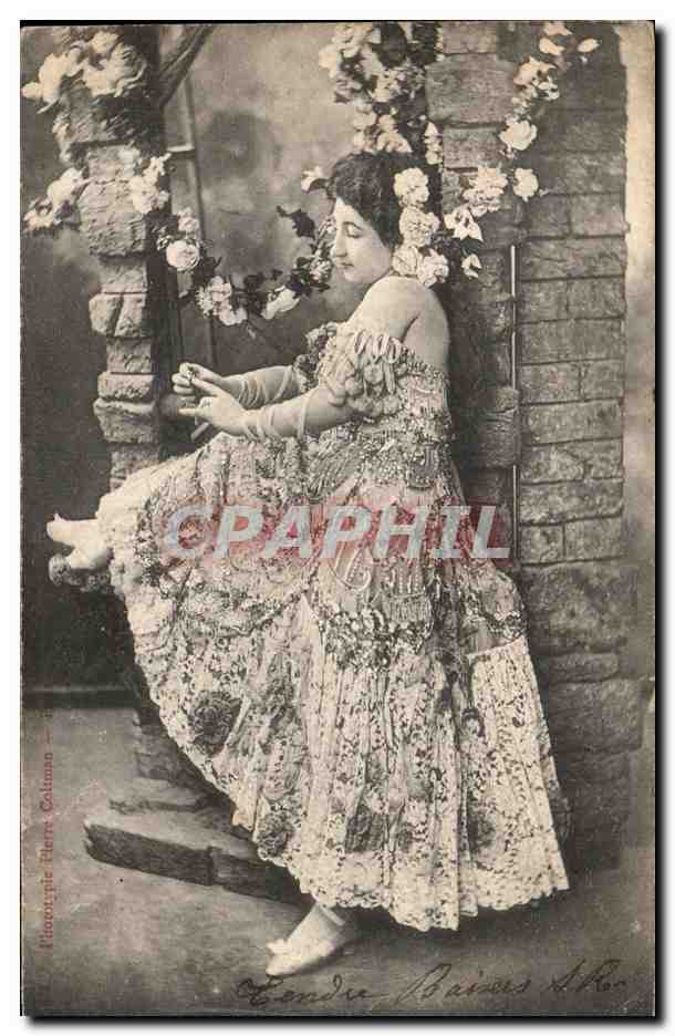 Femme en robe de théâtre — décor de fleurs et de pierres — Misocorpis Elere Colmano
