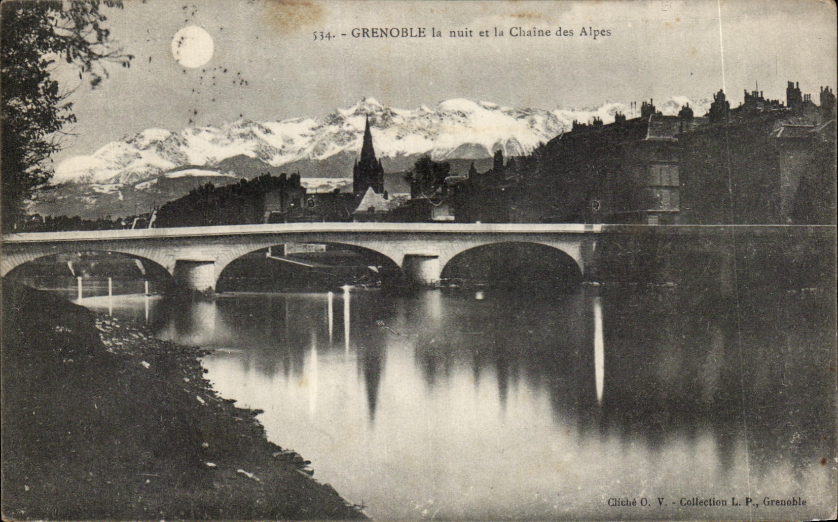 Grenoble la nuit et la Chaîne des Alpes — Cliché O. V., Collection L. P., Grenoble