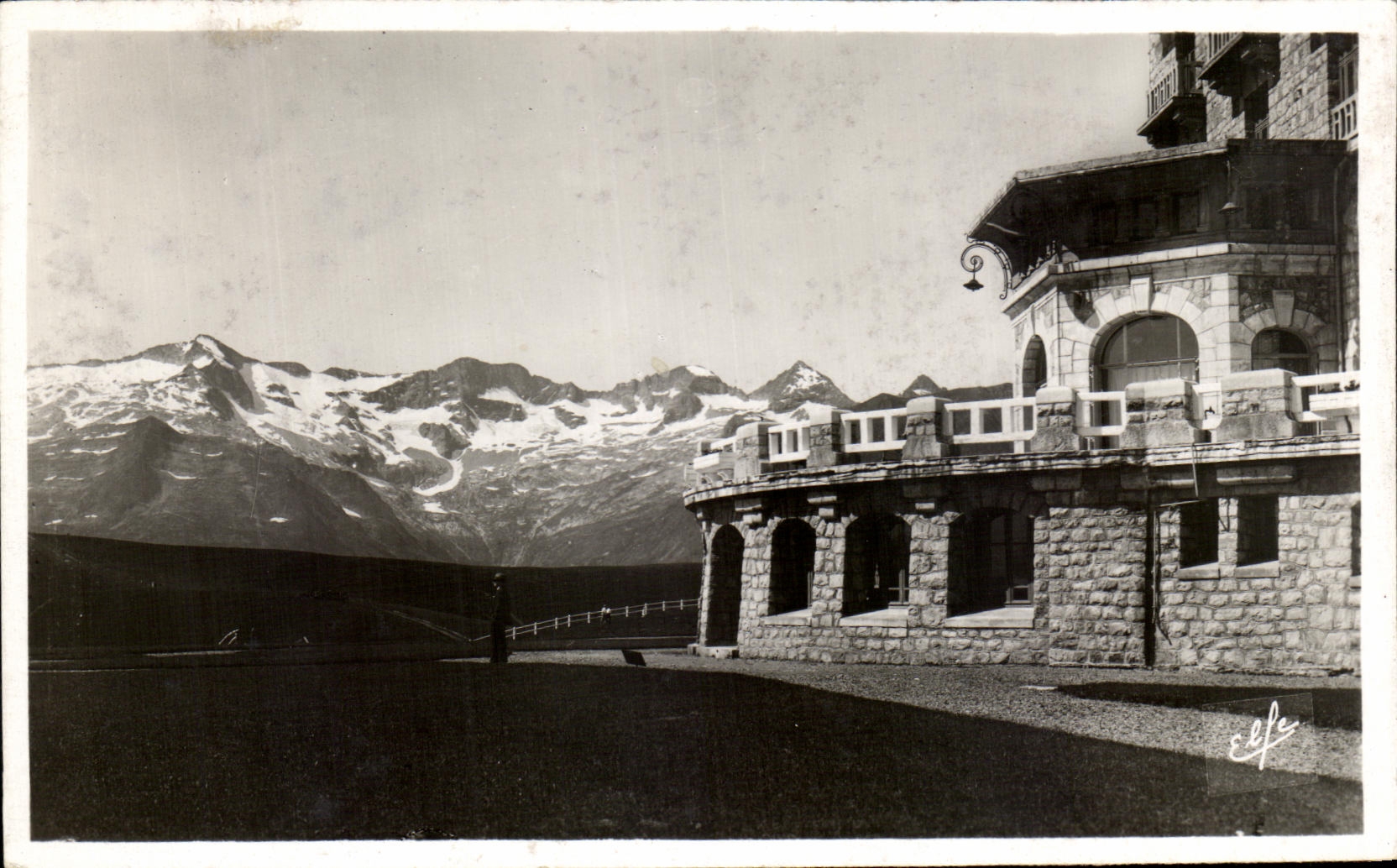Vue de l'Hôtel de Suppéraonères — Luchon — Éditions Larouches