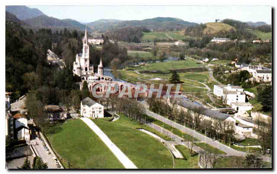 CPA Lourdes La Basilique et la Basilique Souterraine