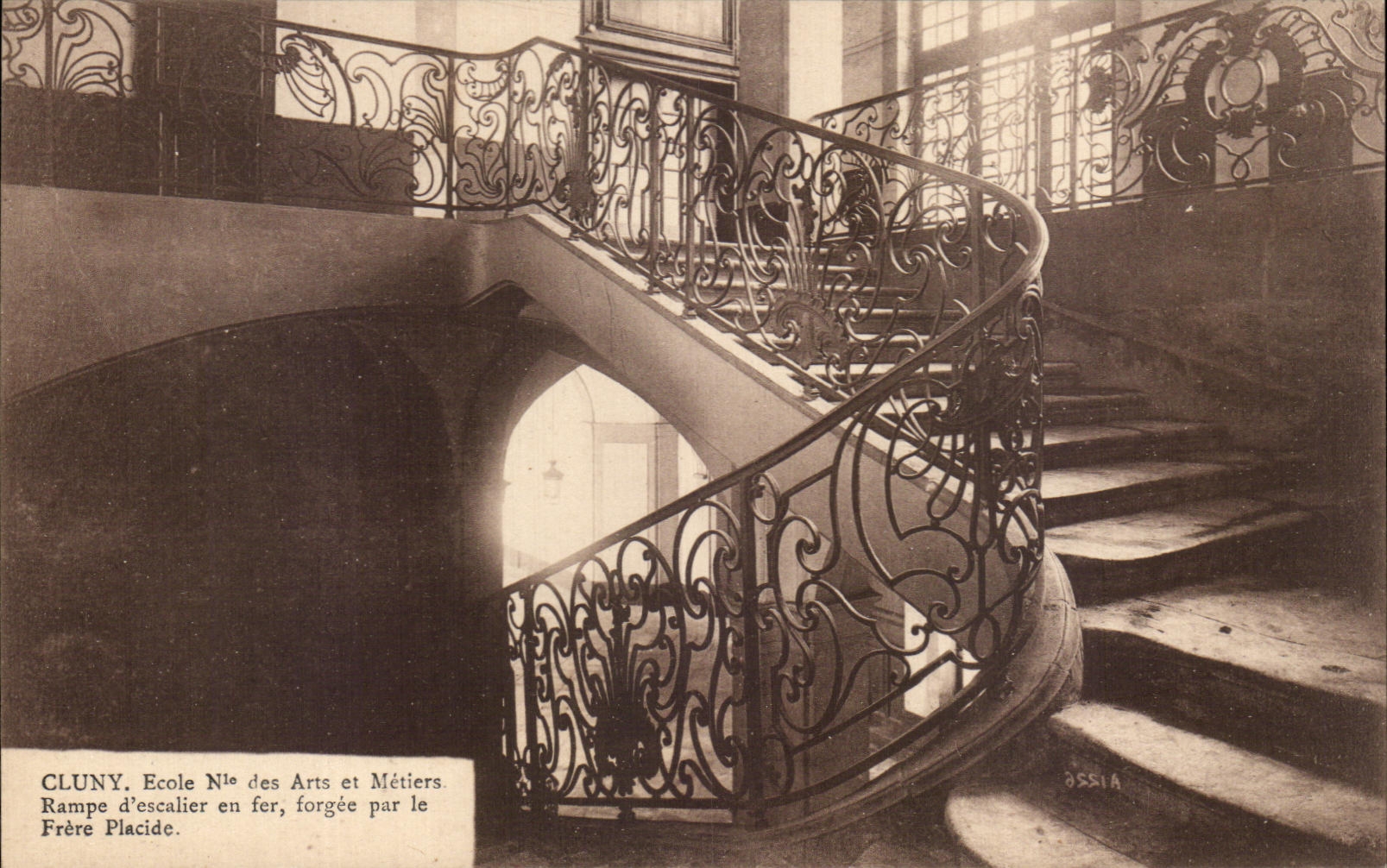 Cluny - École des Arts et Métiers — Rampe d'escalier en fer forgée par le Frère Placide
