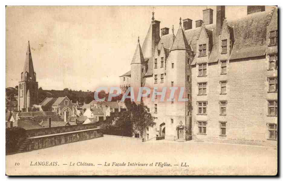 CPA Langeais Le chateau La Facade interieure et l'eglise 
