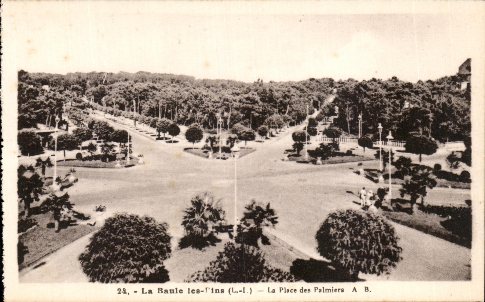 CPA La Baule Les Pins La Place des Palmiers
