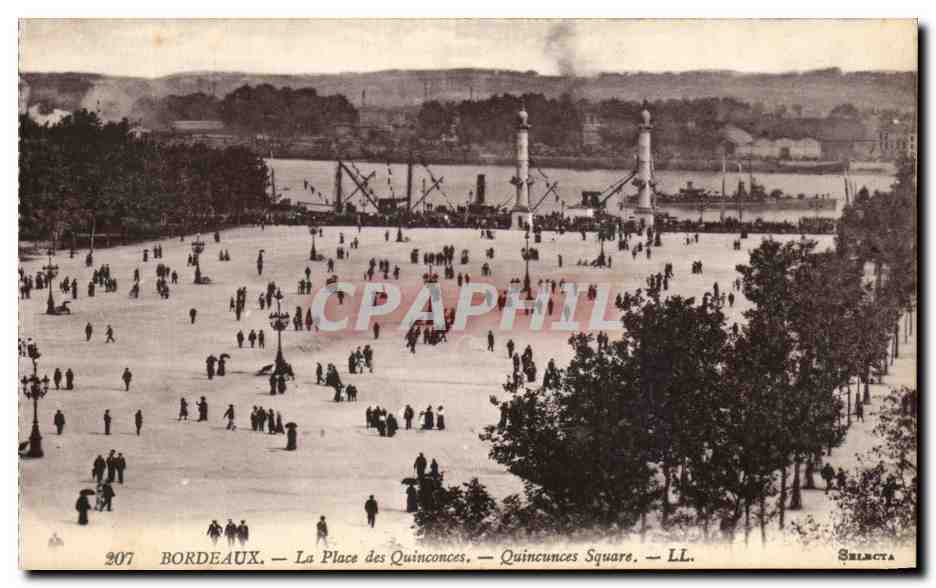 CPA Bordeaux La Place des Quinconces Bateau