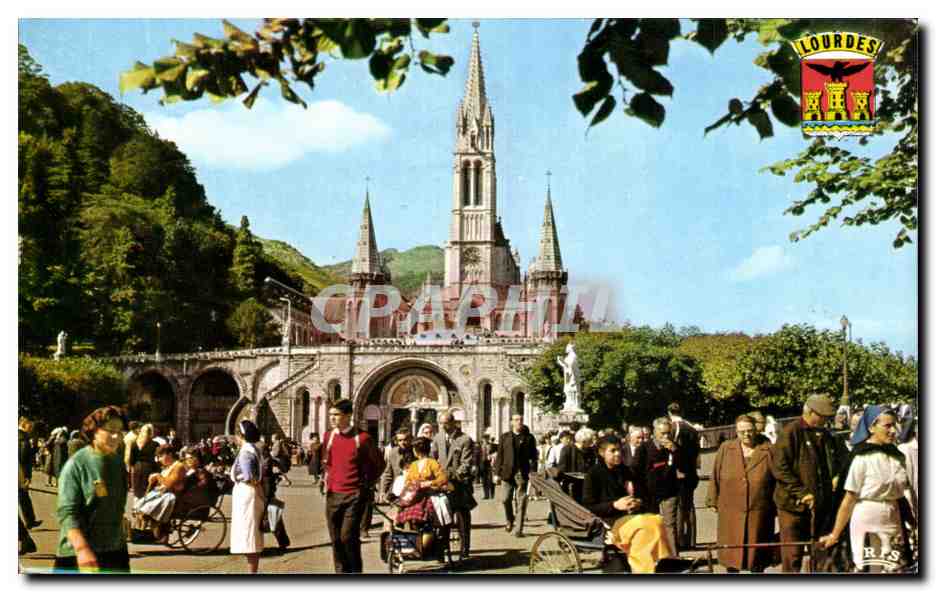 CPM Lourdes Les Malades Reviennent de la Grotte 