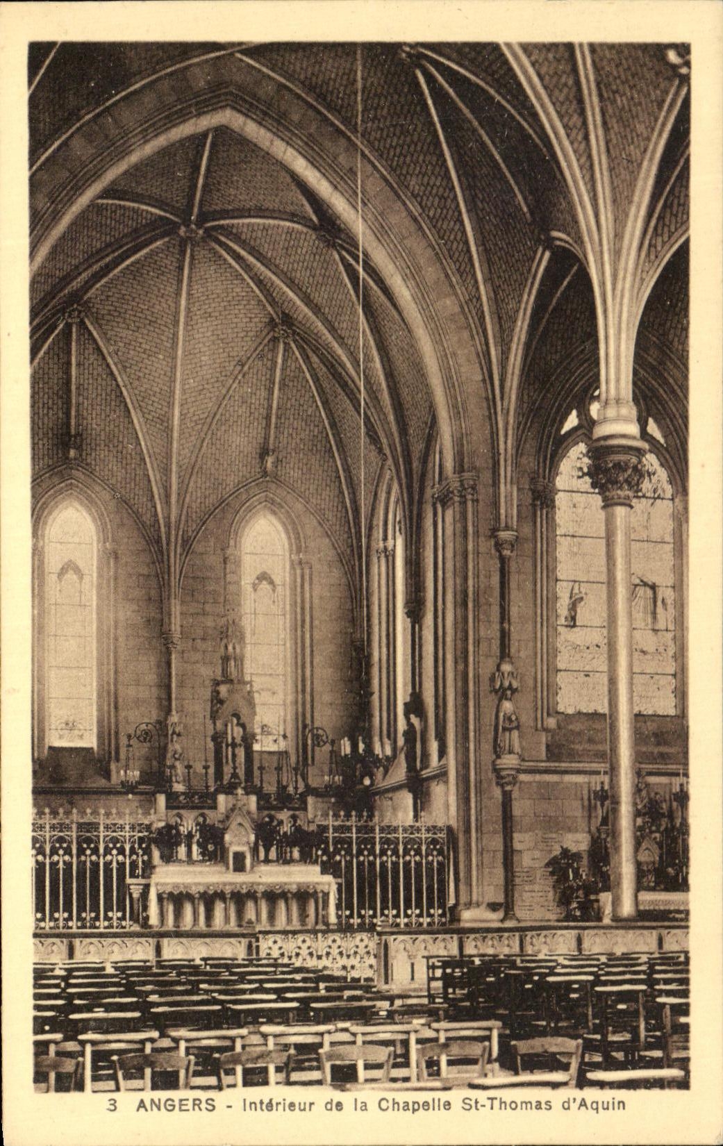 CPA Angers Intreruier de la Chapelle St Thomas d'Aquin