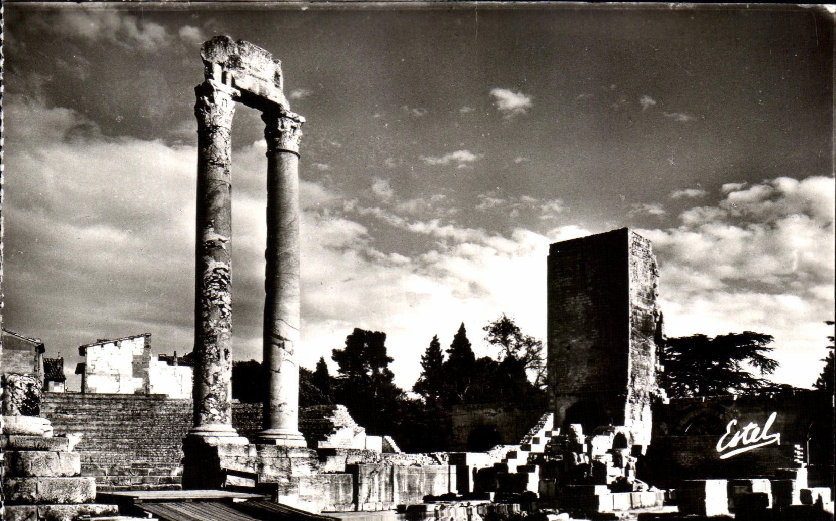 Arles — Les Ruines du Théâtre Antique — Éditeur: Photo Estel, n° 4856