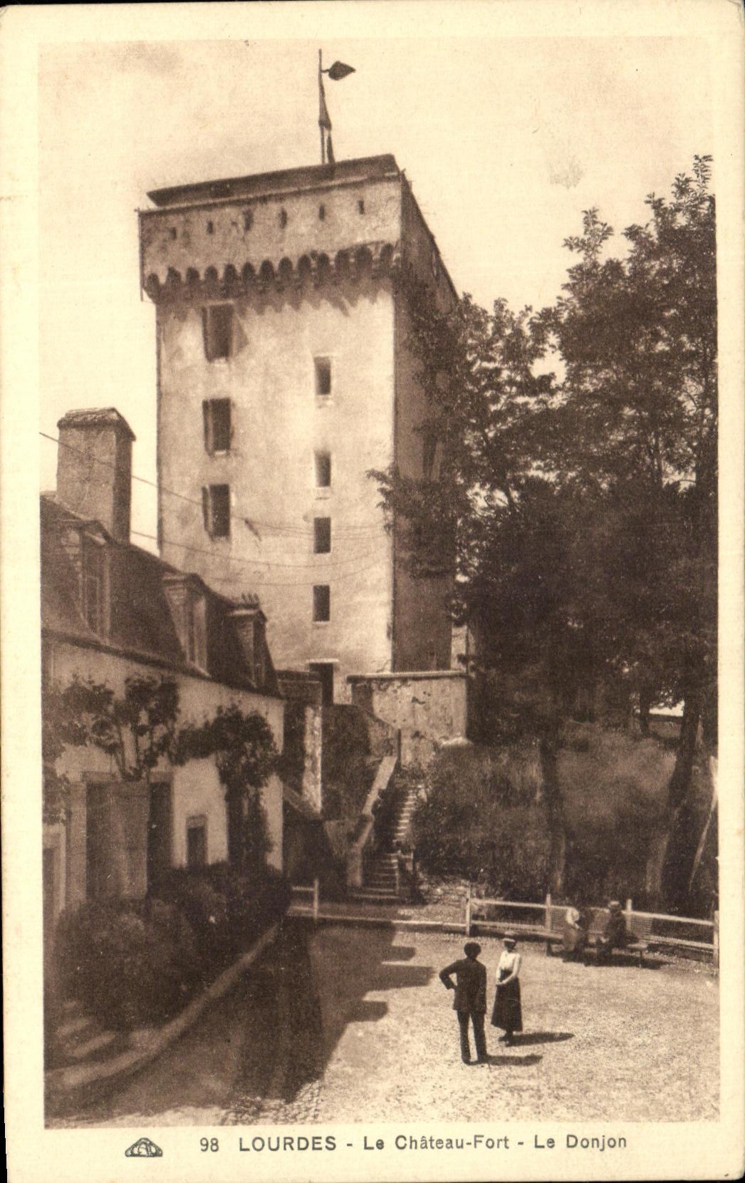 CPA Lourdes Le Chateau Fort Le Donjon