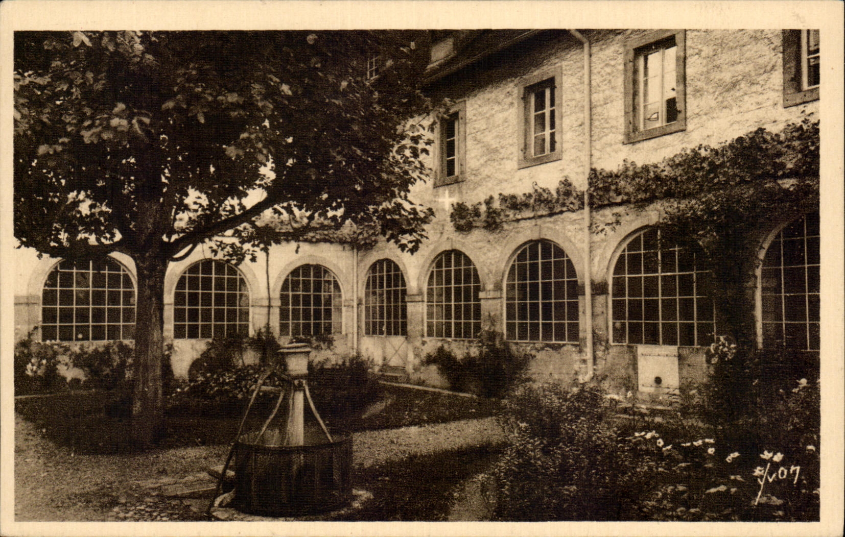 Paray-le-Monial — Monastère de la Visitation — puits et fenêtre de l'infirmerie