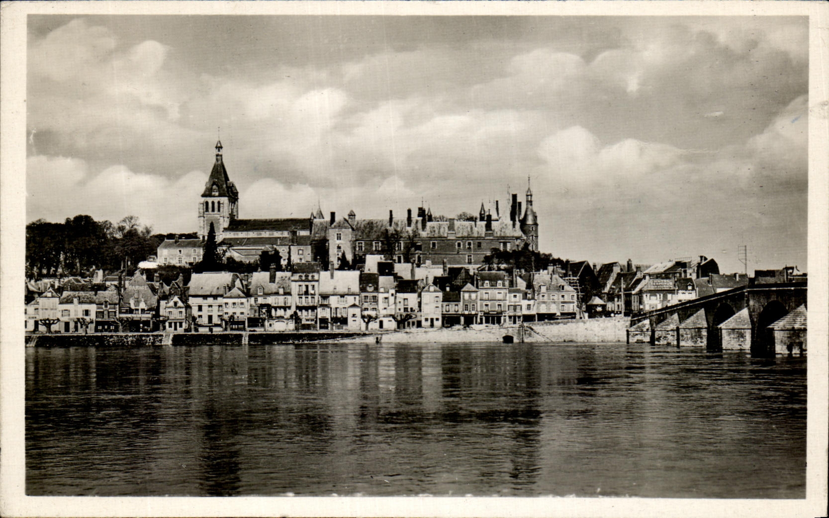 CPA Gien Les Bords de la Loire Vue Generale