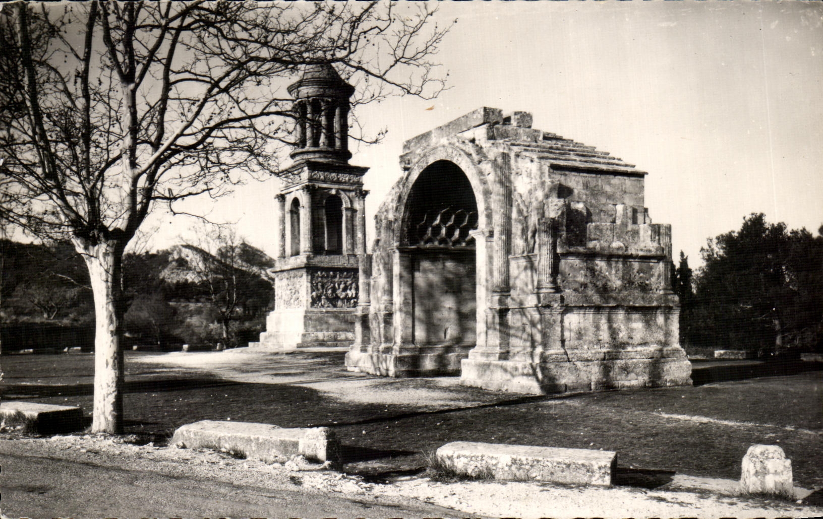 Route de Saint-Rémy aux Baux — Der Triumphbogen und das Mausoleum (1. Jahrhundert v. Chr.) — Les Éditions J. DEL LARD