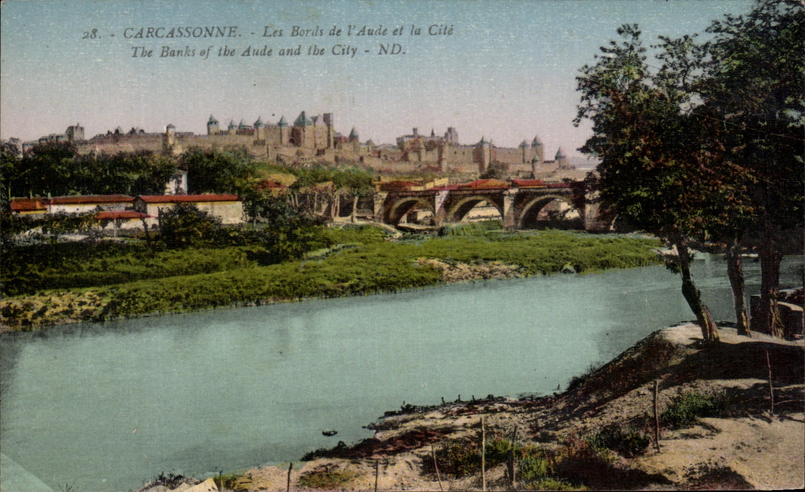 CPA Carcassonne Les Bords De l'Aude Et La Cite 