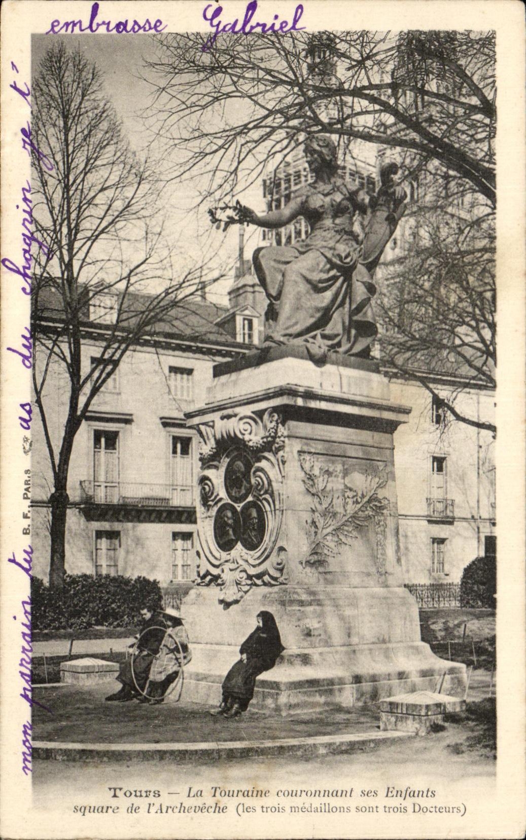 CPA Tours La Touraine Couronnant Ses Enfants Square De l'Archeveche