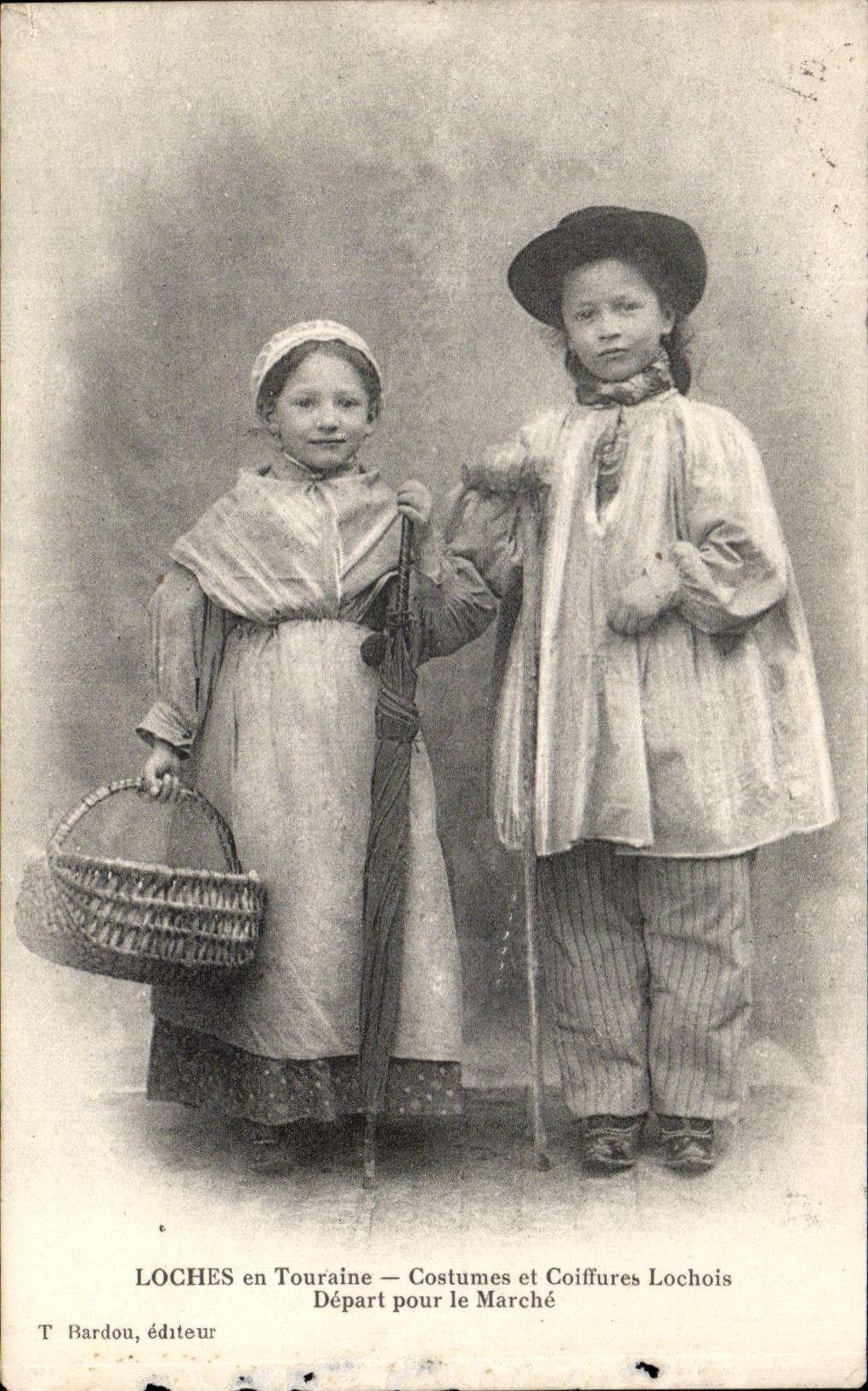 CPA Loches En Touraine Costumes Et Coiffures Lochois Depart Pour Le Marche Enfants Folklore
