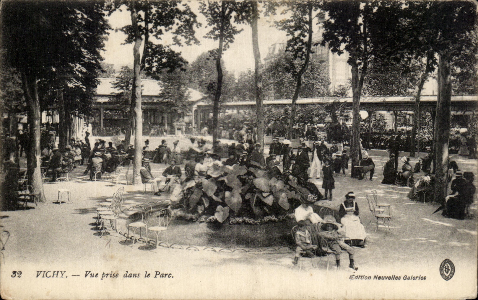 CPA Vichy Vue Prise dans le Parc