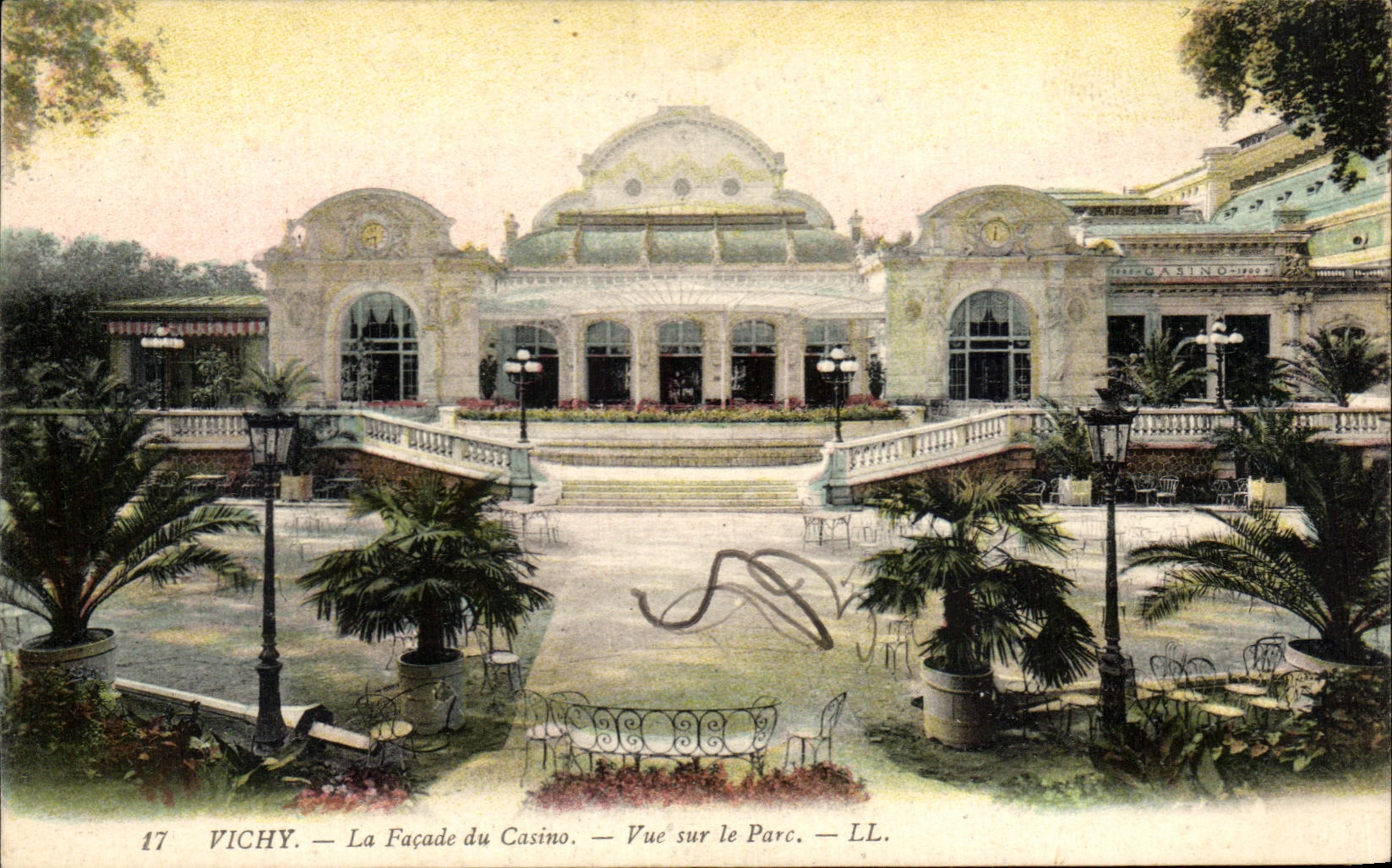 CPA Vichy La Facade du Casino Vue sur le Parc