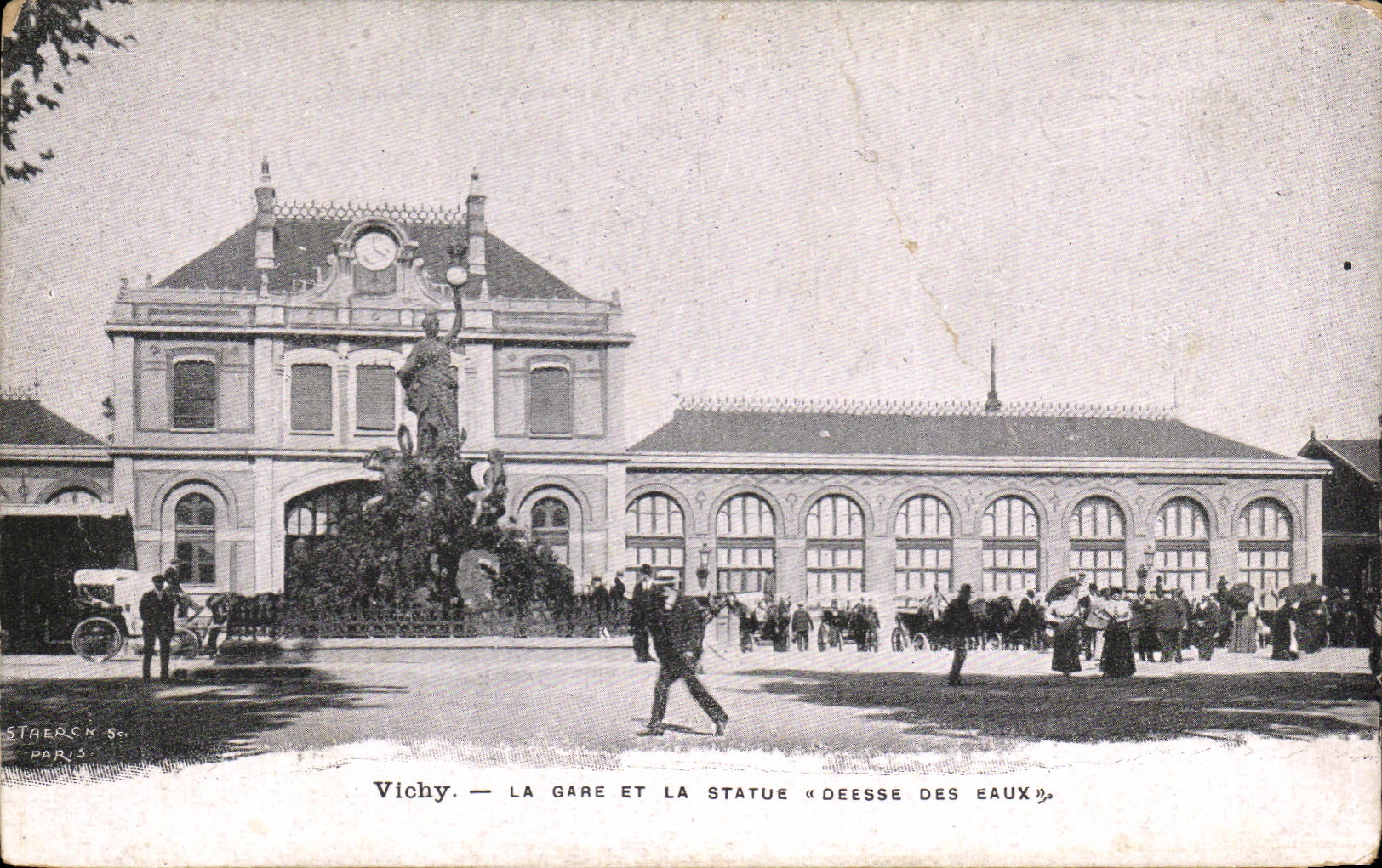 CPA Vichy La Gare et la Statue Deesse Des Eaux