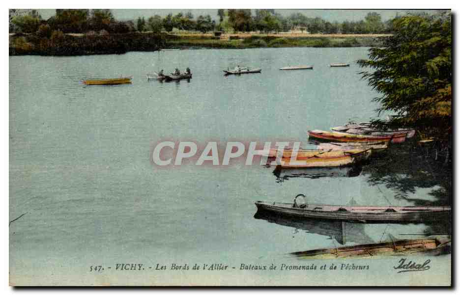 CPA Vichy Les Bords de l'Allier Baleaux de promenade et de Pecheurs
