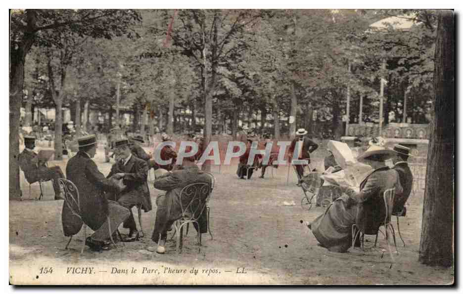 CPA Vichy Dans le Parc l'heure du repos