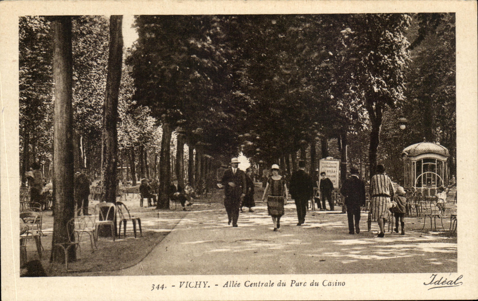 CPA Vichy Allee Centrale du Parc du Casino