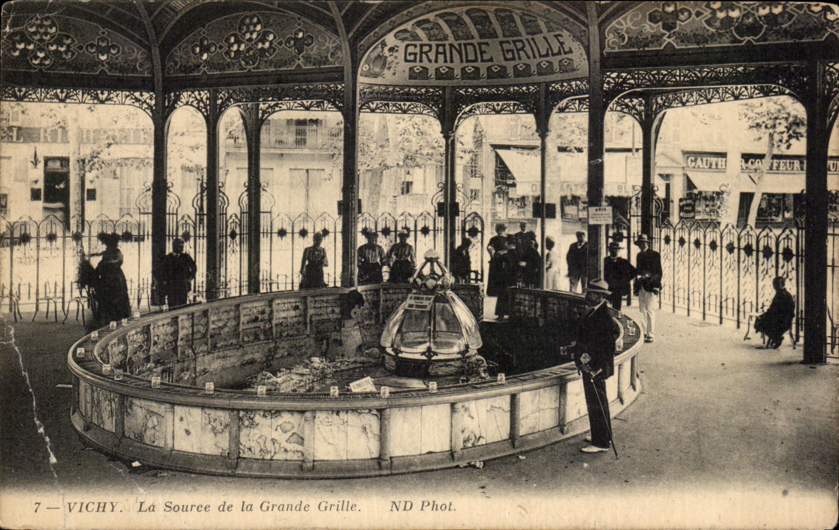 CPA Vichy La Souce de la Grande Grille