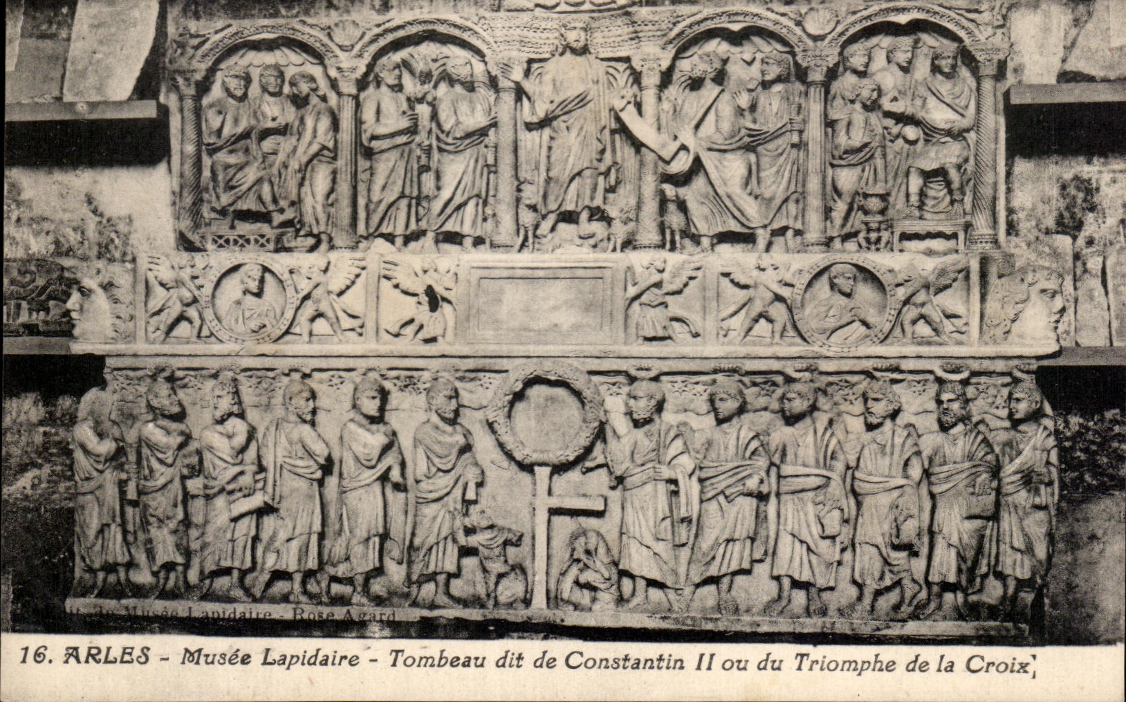 CPA Arles Musee Lapidaire Tombeau dit de Constantin II ou du triomphe de la Croix 