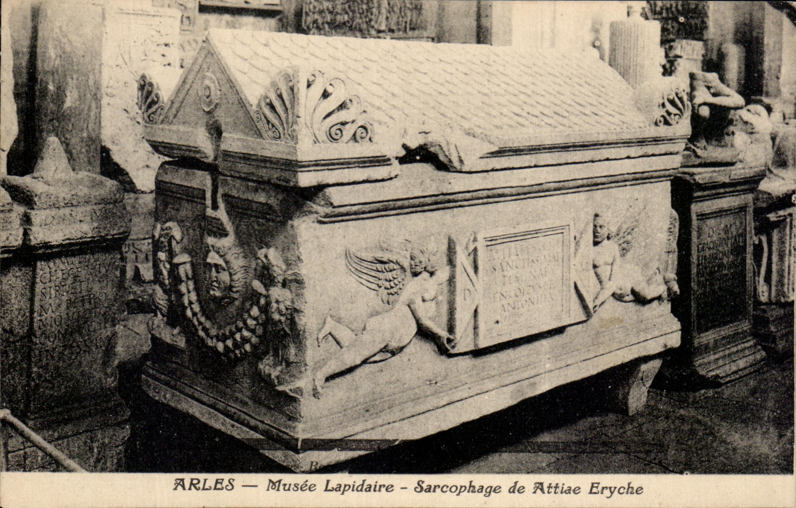CPA Arles Musee Lapidaire Sarcophage de Attiae Eryche