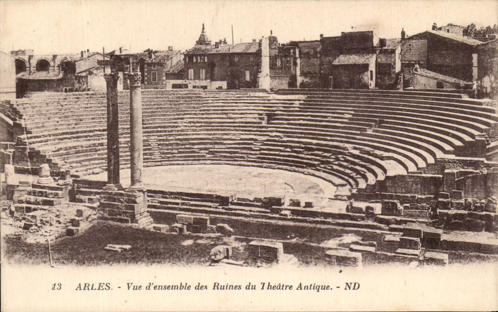 CPA Arles Vue d'ensemble des Ruines du Theatre Antique