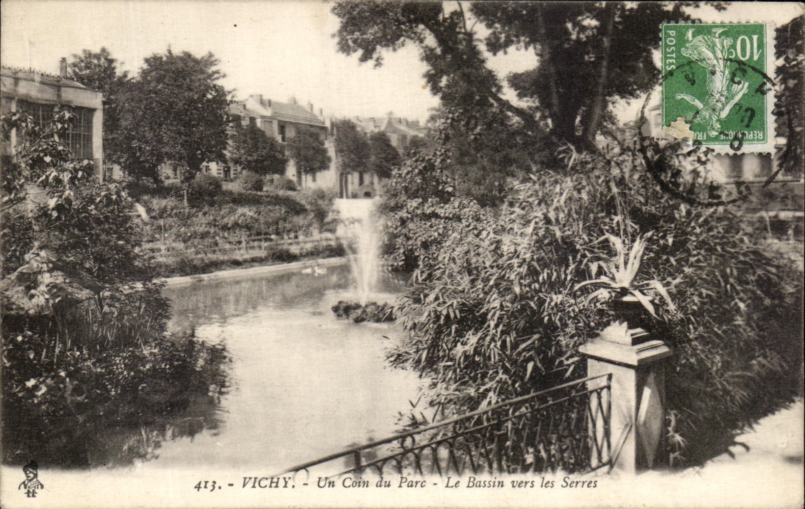CPA Vichy Un Coin du Parc Le Bassin vers les Serres