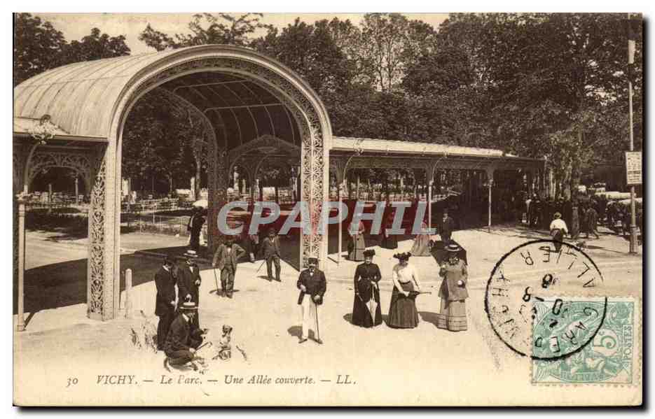 CPA Vichy Le Parc Une Allee couverte