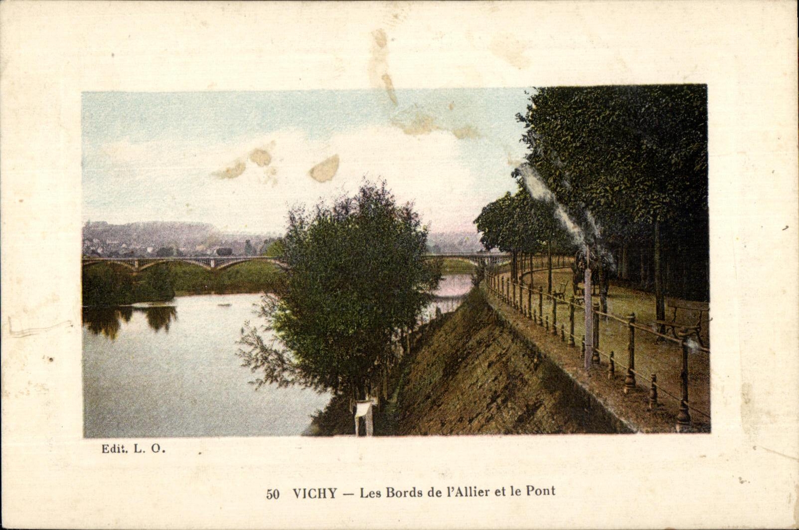 CPA Vichy Les Bords de l'Allier et le Pont