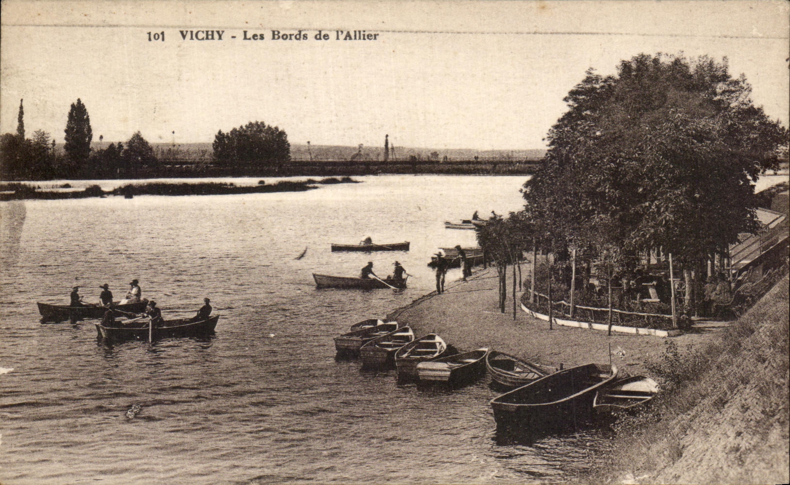 CPA Vichy Les Bords de l'Allier Barques