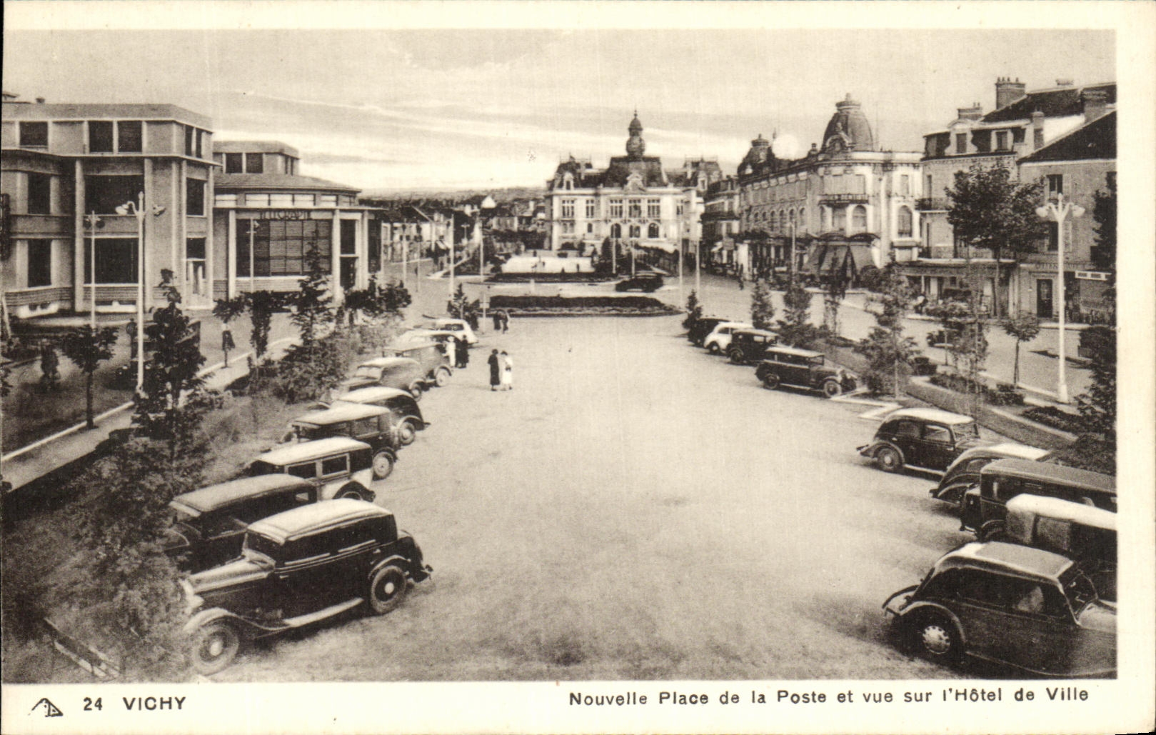 CPA Vichy Nouvelle Place de la Poste et vue sur l'Hotel de Ville
