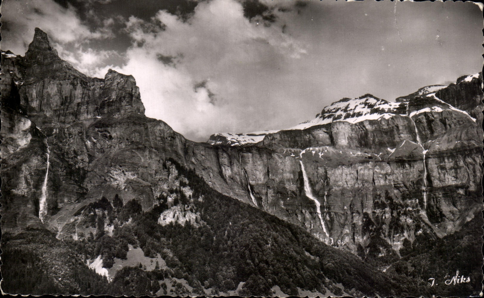 SIXT (Haute-Savoie) — Vue du Cirque du Fer à Cheval. A gauche, le Tenneverge (2933 m.) — J. Nika
