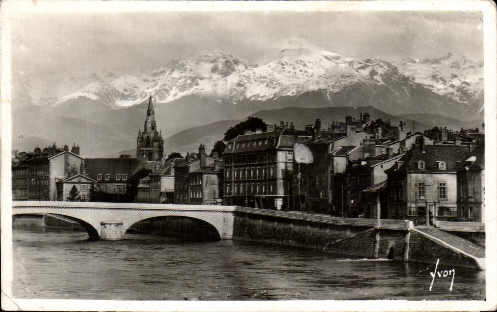Grenoble (Isère) — Les bords de l'Isère et les Alpes neigeuses — Éditions d'Art 'YVON', Paris