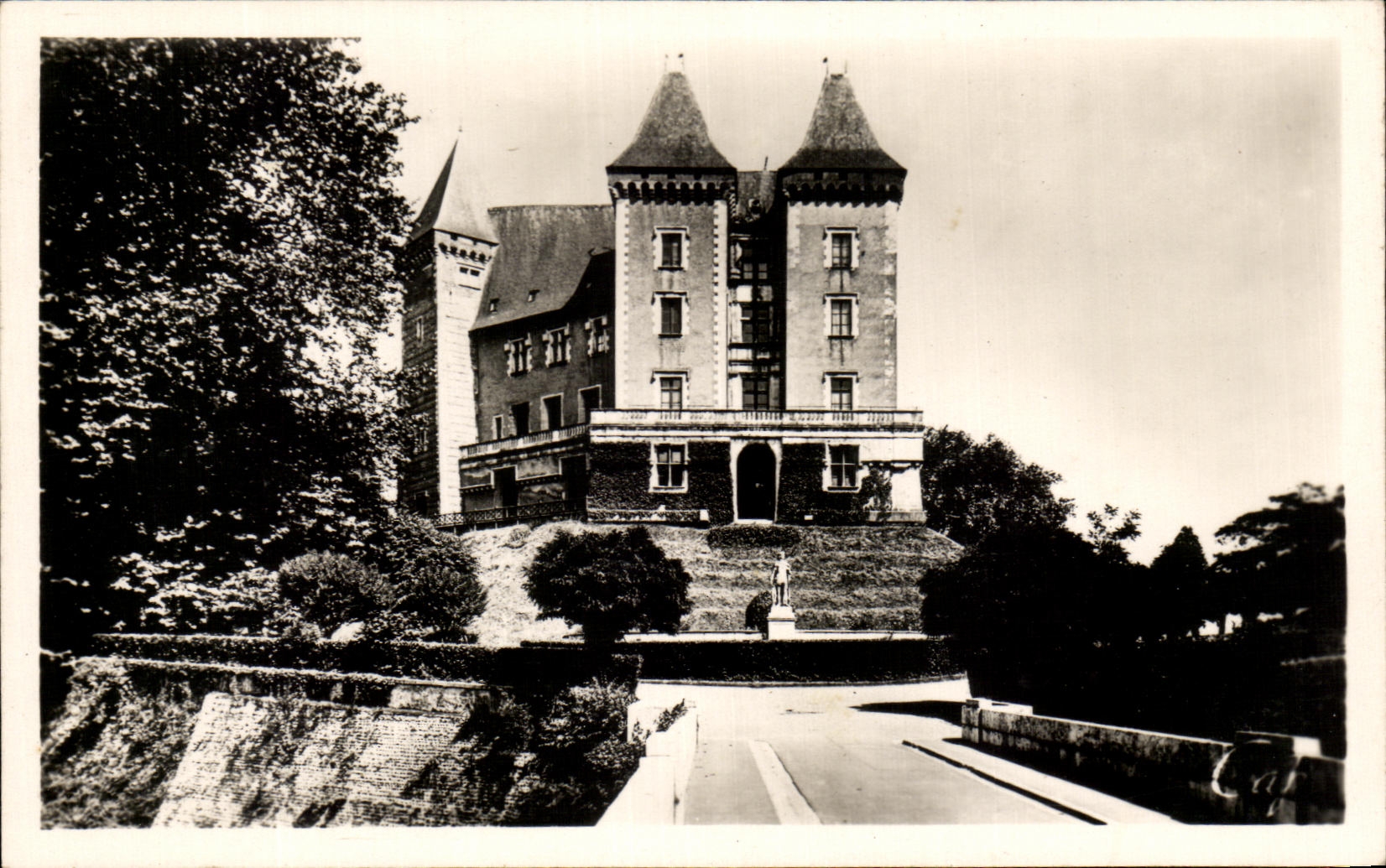 Pau — Le Château vu de la Basse Plante — éditeur REAL-PHIL, Paris, n°6