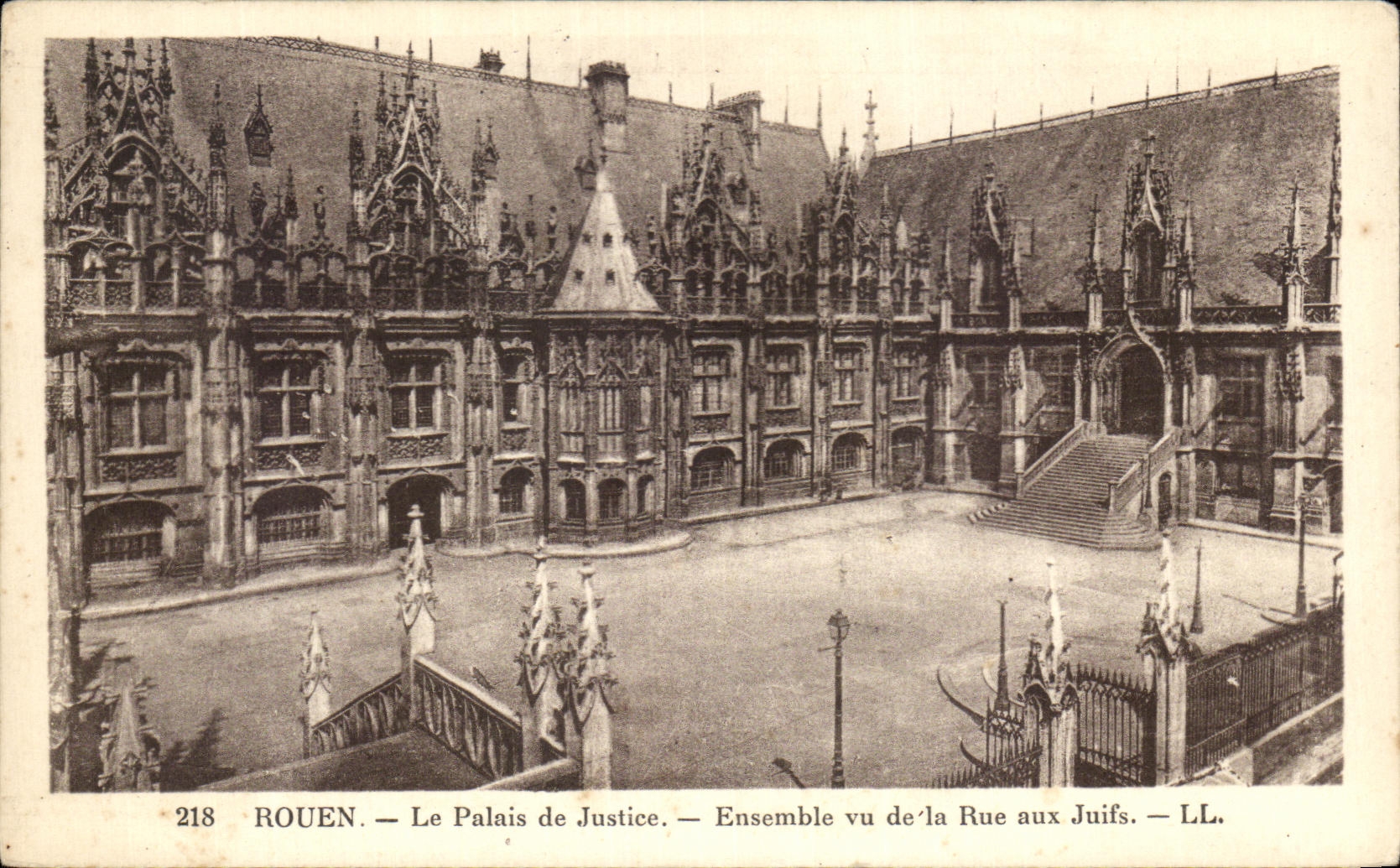 CPA Rouen Le Palais de Justice Ensemble vu de la Rue aux Juifs