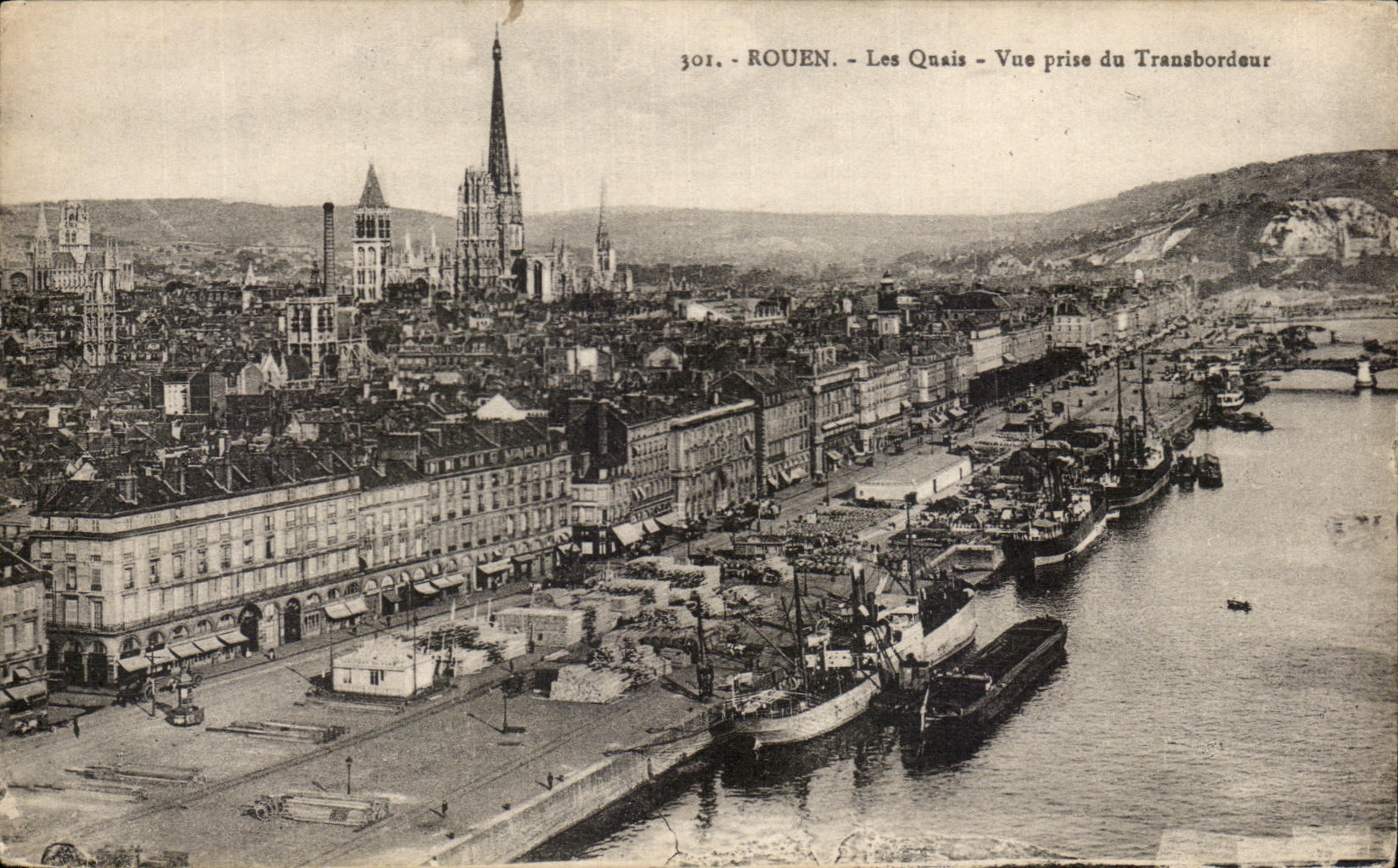 CPA Rouen Les Quais Vue prise du Transbordeur Bateaux